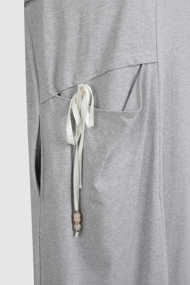 리본 롱 저지 반소매 원피스는 부드러운 면 소재의 H라인 롱 원피스입니다. 캐주얼한 무드의 그레이 컬러 무지 디자인으로, 봄, 여름 계절에 시원하게 착용하기 좋습니다. 라운드넥에 반소매 기장이며, 리본 디테일이 여성스러움을 더합니다. 동네 마실룩, 산책룩, 여행룩 등 다양한 TPO에 어울리는 활용도 높은 아이템입니다. 사이드 포켓이 있어 실용성을 높였으며, 아울렛 전용 제품으로 만나보실 수 있습니다.
