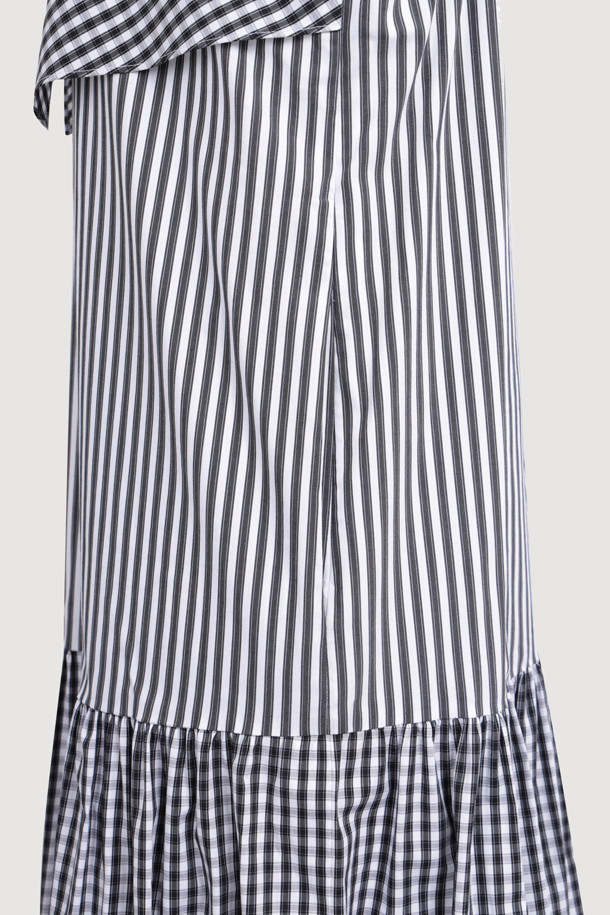 **스트라이프 체크 혼방 민소매 원피스 (블랙)**

러블리한 무드의 여성용 슬리브리스 드레스입니다. 블랙과 화이트 컬러의 스트라이프와 체크 패턴이 혼합되어 유니크한 디자인을 선사합니다. A라인 치마핏과 티어드 타입의 치마가 여성스러운 실루엣을 연출하며, 어깨 스트랩 길이 조절이 가능하여 편안하게 착용할 수 있습니다. 넓은 넥라인과 암홀, 리본 디테일이 사랑스러운 포인트를 더합니다. 데이트룩, 카페룩, 여행룩 등 다양한 TPO에 어울리는 로맨틱, 걸리시, 미니멀 스타일의 원피스입니다.
