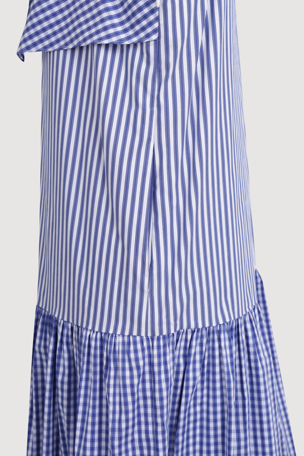 블루 컬러의 스트라이프와 체크 패턴이 혼합된 슬리브리스 드레스입니다. 사랑스러운 무드의 플레어 치마 디자인으로, 어깨 스트랩 길이 조절이 가능하여 편안하게 착용할 수 있습니다. 스퀘어넥 라인과 리본 디테일이 여성스러운 포인트를 더합니다. 데이트룩, 카페룩, 휴가룩 등 다양한 TPO에 로맨틱, 리조트, 걸리시 스타일을 연출하기 좋습니다. 여름 시즌에 어울리는 민소매 디자인으로 시원하게 즐길 수 있으며, 티어드 치마핏이 경쾌함을 더합니다.
