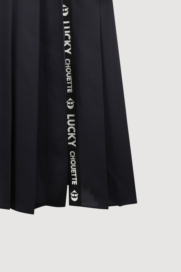 심플함 속에 세련된 매력을 담은 셔링 후드 플리츠 롱 드레스입니다. 부드러운 플리츠 스커트와 후드 디자인의 조화가 캐주얼하면서도 여성스러운 분위기를 연출합니다. 후드 스트랩으로 핏 조절이 가능하며, 옆트임 디테일과 로고 테이프가 은은한 포인트를 더합니다. 안감이 있어 편안하게 착용 가능하며, 풀오버 디자인으로 간편하게 스타일링할 수 있습니다. 동네 마실룩, 여행룩, 휴가룩 등 다양한 상황에 활용할 수 있는 미니멀한 블랙 원피스입니다.
