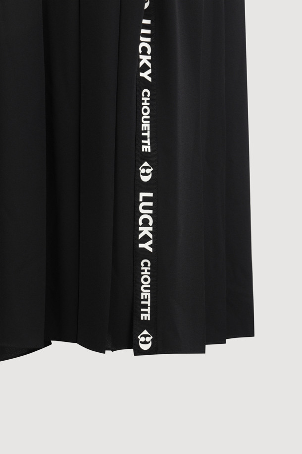 깊은 브이넥 러플 롱 드레스는 우아하고 페미닌한 스타일을 연출하는 여성 롱 원피스입니다. 부드러운 촉감의 얇은 두께감으로 봄, 여름 시즌에 시원하게 착용할 수 있습니다. 브이넥 디자인과 민소매, 루즈핏으로 편안하면서도 여성스러운 실루엣을 자랑합니다. 러플 디테일, 허리 및 등판 셔링, 로고 테이프 패널로 포인트를 더했으며, 양옆 포켓과 깊은 암홀로 실용성을 높였습니다. 데이트룩, 카페룩, 모임룩 등 다양한 TPO에 클래식, 미니멀, 로맨틱 스타일로 연출해보세요.
