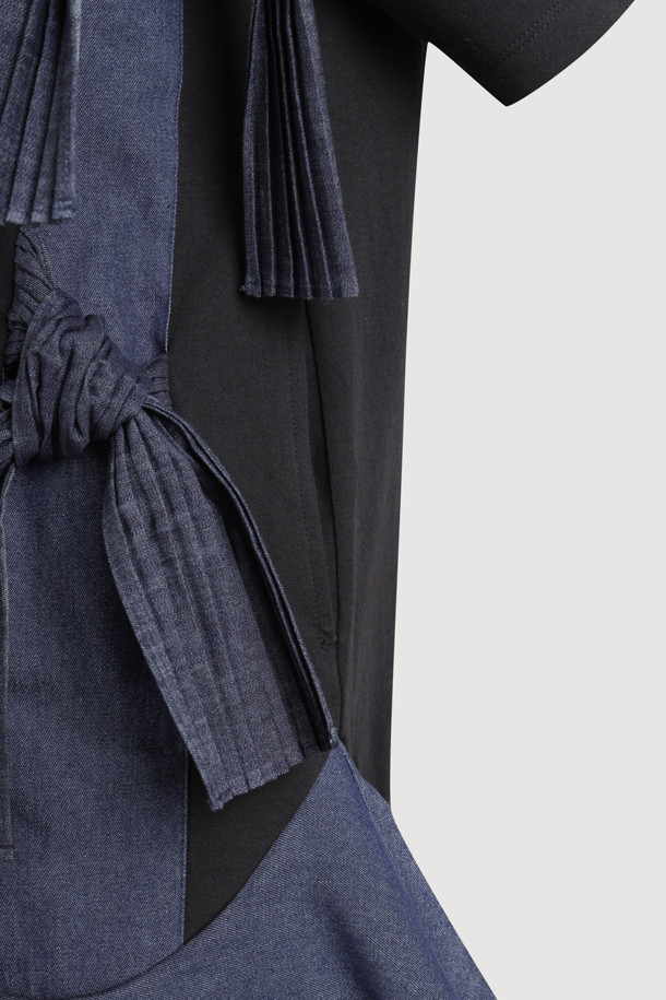 데님 소재에 밑단 러플 디테일이 여성스러운 "타이드 데님 블록 미디 드레스"입니다. 블랙과 데님블루 두 가지 색상으로 만나보실 수 있으며, 데이트룩, 카페룩, 여행룩 등 다양한 TPO에 활용하기 좋습니다. 캐주얼, 로맨틱, 미니멀 스타일을 즐기는 여성분들께 추천하며, 코튼과 데님 우븐 소재 믹스로 부드러운 촉감을 선사합니다. 립 넥 라인과 스트랩 디테일, 양옆 포켓으로 디자인뿐만 아니라 실용성까지 갖춘 민소매 미디 원피스입니다.
