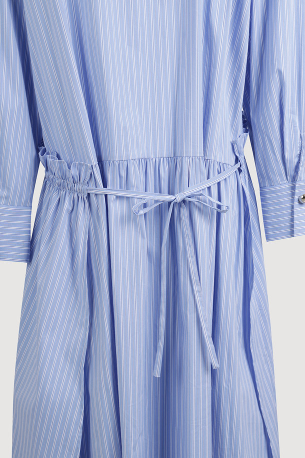 블루와 화이트 스트라이프 패턴이 시원한 느낌을 주는 셔츠 원피스입니다. 부드러운 면 혼방 소재로 제작되어 편안한 착용감을 선사하며, 허리 러플 스트링 디테일이 여성스러운 실루엣을 연출합니다. 오픈 카라 디자인과 반소매 기장으로 캐주얼한 분위기를 더하고, 히든 버튼과 소매단 버튼, 바스트 자수 디테일이 돋보입니다. A라인 플레어 스커트 핏으로 데이트룩, 카페룩, 봄 소풍룩 등 다양한 TPO에 활용하기 좋습니다. 미니멀, 캐주얼, 클래식 무드를 동시에 즐길 수 있는 셔츠 원피스로, 루즈핏으로 편안하게 착용할 수 있습니다.
