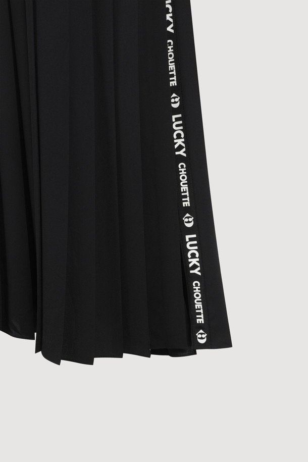 블랙 색상의 플리츠 더블 버튼 롱 드레스입니다. 라운드 넥 디자인에 루즈핏으로 편안하게 착용 가능하며, 안감이 있어 비침 걱정 없이 입을 수 있습니다. 봄, 가을에 어울리는 긴소매 스타일로, 우아하고 클래식한 분위기를 연출합니다. 구김이 적은 폴리에스테르 소재로 제작되었으며, 트임과 소맷단 버튼, 로고 테이프 디테일로 포인트를 더했습니다. 오피스룩, 모임룩, 소개팅룩 등 다양한 TPO에 미니멀하고 시크한 스타일을 연출해보세요.
