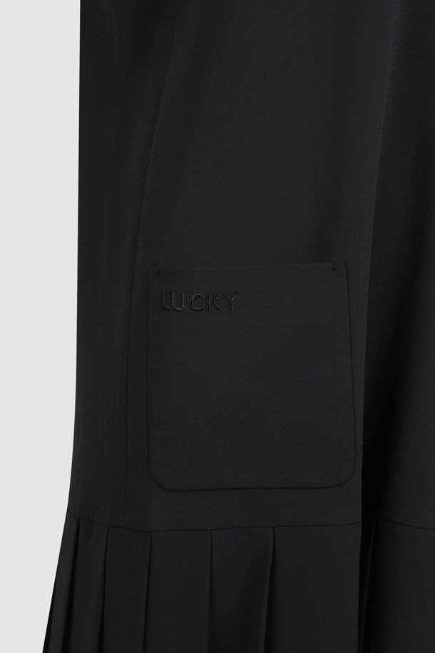 깊은 브이넥 플리츠 롱 드레스는 우아한 스타일을 연출하는 여성 의류입니다. 데이트룩, 모임룩, 카페룩에 어울리는 클래식, 미니멀, 시크 스타일의 디자인입니다. 블랙 컬러의 무지 디자인이며, 민소매 기장으로 시원하게 착용할 수 있습니다. 루즈핏으로 편안하며, 넓은 브이넥과 깊은 암홀, 아웃포켓 디테일이 특징입니다. 통기성이 우수하며, 옆트임과 로고 테이프 디테일로 포인트를 더했습니다. 안감이 있어 비침 걱정 없이 착용 가능합니다.
