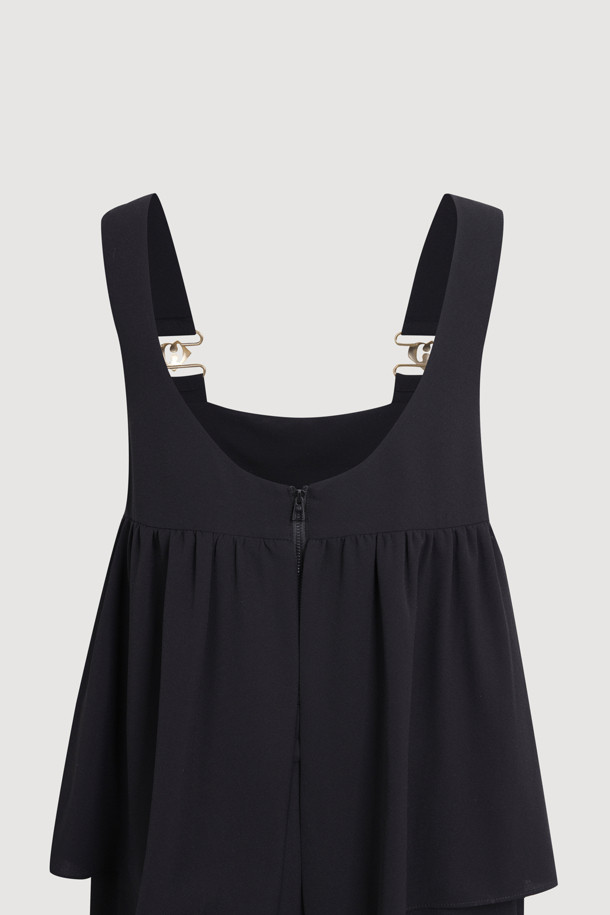 레이어드 오버롤 점프수트 (블랙)는 여성스러운 매력을 강조하는 데이트룩, 카페룩, 휴가룩에 어울리는 아이템입니다. 시크하고 미니멀한, 그리고 로맨틱한 스타일을 연출할 수 있습니다. 어깨 스트랩 디자인과 상단 레이어드 디테일로 세련된 느낌을 더하며, 이너 레이어드하여 다양한 스타일을 시도할 수 있습니다. 실키한 촉감과 무지 패턴, 블랙 컬러가 어우러져 고급스러운 분위기를 자아냅니다. 골드 엠블럼 메탈 장식이 포인트로 더해져, 특별한 날 당신의 스타일을 완성해 줄 것입니다.
