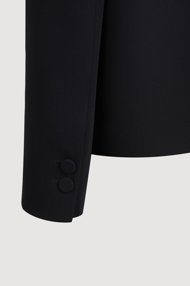 로고 더블 버튼 재킷은 여성 고객을 위한 클래식하고 미니멀한 스타일의 자켓입니다. 봄, 가을 시즌에 적합하며, 블랙 컬러의 레귤러 핏으로 제작되었습니다. 더블브레스티드 코트 타입에 어깨 내장캡, 피크드 칼라, 가슴 포켓, 사이드 포켓 디테일이 돋보입니다.  일상, 오피스룩, 출근룩, 모임룩 등 다양한 TPO에 시크하게 연출할 수 있습니다. 긴 소매 기장의 로고 패턴 자켓으로 세련된 스타일을 완성해보세요.
