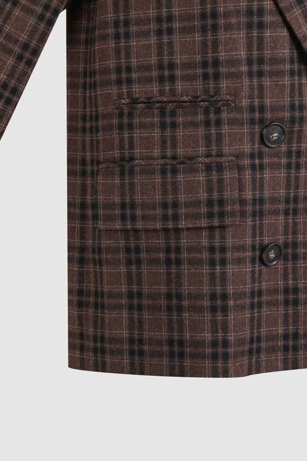 브라운 컬러의 빈티지 패턴 더블 울 재킷입니다. 숄더패드와 피크드라펠 디테일이 클래식한 무드를 자아내며, 로고 패턴 안감으로 고급스러움을 더했습니다. 가을, 겨울 시즌 오피스룩, 모임룩, 데일리룩에 활용하기 좋은 아이템입니다. 두꺼운 울 소재의 레귤러핏 재킷으로, 더블 버튼 여밈 방식과 긴 소매 기장이 특징입니다. 체크 패턴이 빈티지 스타일을 강조하며 시크하고 미니멀한 룩을 연출합니다.
