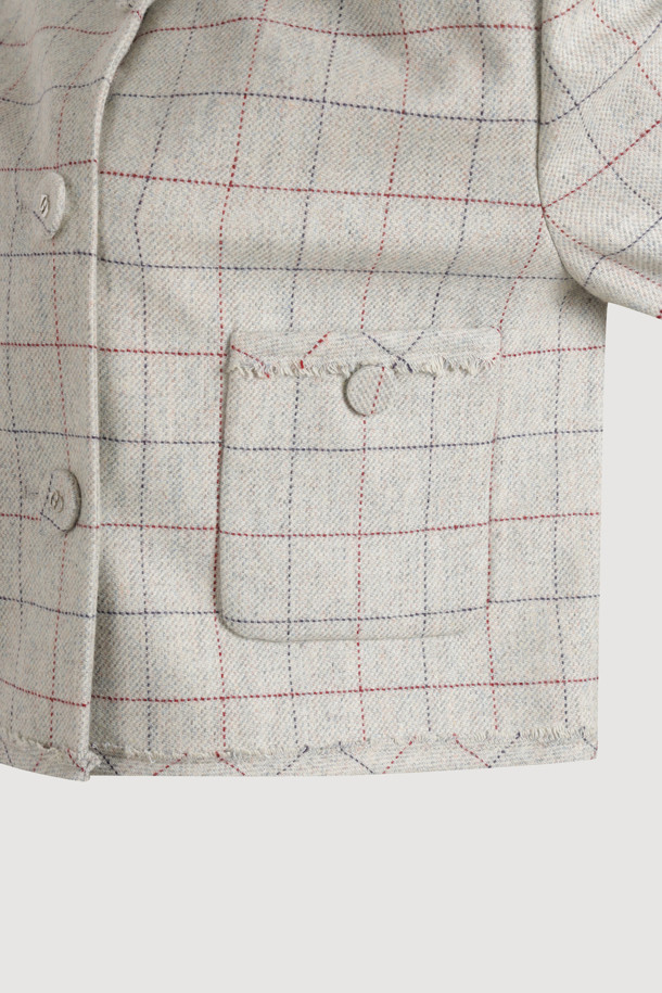 프린지 디테일 체크 재킷은 가을, 겨울 시즌에 어울리는 캐주얼 스타일의 여성 자켓입니다. 부드러운 울 소재와 레귤러핏으로 편안한 착용감을 선사하며, 라운드넥과 어깨 패드가 내장되어 세련된 실루엣을 연출합니다. 그레이 컬러의 체크 패턴이 돋보이며, 양옆 패치 포켓과 프린지 디테일이 포인트로 더해져 데이트룩, 겨울 데일리룩 등 다채로운 스타일링에 활용하기 좋습니다. 로고 버튼과 긴 소매, 크롭 기장 디자인으로 캐주얼, 클래식, 미니멀한 무드를 동시에 즐길 수 있습니다.
