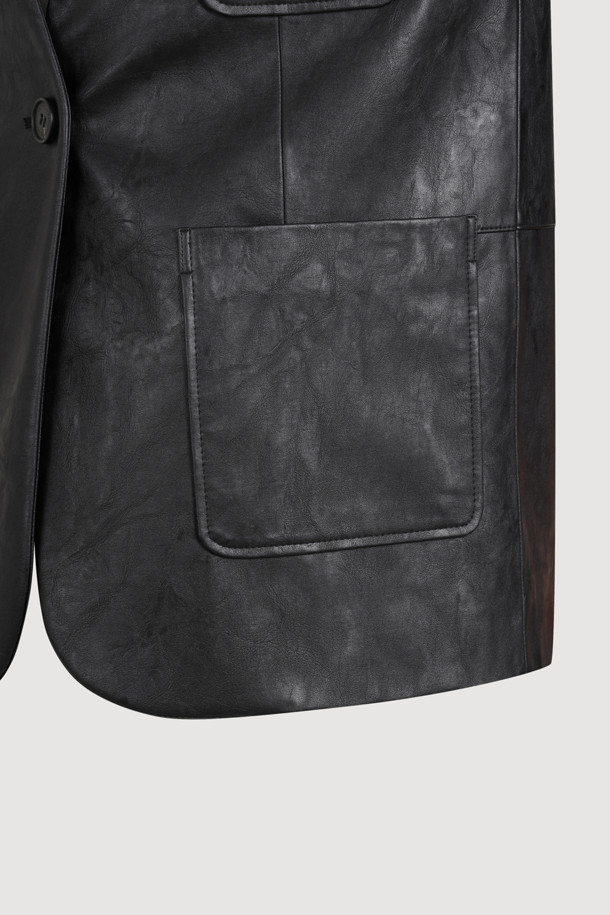 세련된 무드의 여성용 칼라리스 페이크 레더 재킷입니다. 미니멀하고 모던한 디자인으로, 봄, 가을 시즌 데이트룩, 모임룩, 가을 나들이룩에 활용하기 좋습니다. 블랙 컬러의 무지 디자인에 두꺼운 인조 가죽 소재로 제작되었으며, 레귤러 핏과 긴 소매 기장으로 편안하게 착용할 수 있습니다. 싱글 버튼 여밈 방식에 소맷단 2버튼, 바스트 포켓, 아웃포켓, 로고 디테일, 뒷트임, 안감 디자인 등 섬세한 디테일이 돋보입니다. 클래식하고 시크한 스타일을 연출해보세요.
