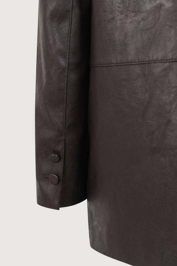 세련된 무드를 연출하는 칼라리스 페이크 레더 재킷입니다. 부드러운 인조가죽 소재로 제작되어 편안한 착용감을 선사하며, 브라운 컬러가 미니멀하고 모던한 스타일을 완성합니다. 봄, 가을 시즌에 적합하며, 레귤러 핏과 싱글 버튼 여밈으로 깔끔한 실루엣을 연출합니다. 데이트룩, 모임룩 등 다양한 TPO에 활용 가능하며, 포켓 디테일, 뒷트임, 소매 버튼, 로고 디테일이 더해져 시크하고 클래식한 매력을 더합니다.
