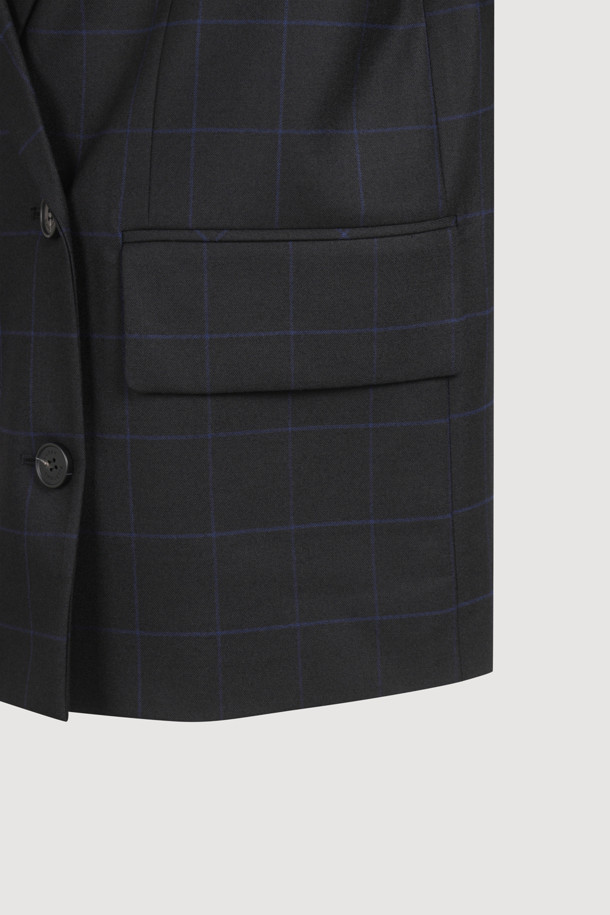 윈도우페인 체크 더블 재킷은 모던 스타일을 추구하는 당신을 위한 환절기 필수 아이템입니다. 울 소재로 제작되어 고급스러운 착용감을 선사하며, 오버핏으로 편안한 착용감을 제공합니다. 블랙 컬러의 윈도우페인 체크 패턴이 세련된 분위기를 연출하며, 피크드 라펠과 플랩 포켓, 소맷단 로고 테이프 등의 디테일이 돋보입니다. 더블 버튼 여밈 방식으로 클래식한 멋을 더했으며, 오피스룩, 비즈니스 캐주얼, 모임룩 등 다양한 TPO에 활용하기 좋습니다. 미니멀하고 시크한 스타일을 완성해보세요.
