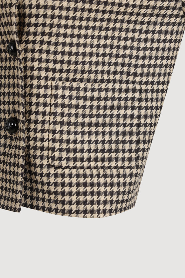 하운드 투스 체크 라운드넥 재킷은 블랙과 화이트 컬러의 조화가 돋보이는 아우터입니다. 미니멀하고 클래식한 스타일을 추구하는 분들을 위해 디자인되었으며, 봄, 가을 시즌에 적합합니다. 라운드넥 디자인에 어깨 패드, 심볼 버튼, 미니 패치 포켓 디테일이 더해져 시크한 무드를 선사합니다. 크롭 기장과 레귤러핏으로, 데이트룩, 오피스룩, 모임룩 등 다양한 TPO에 활용하기 좋습니다. 긴 소매와 하운드투스 체크 패턴이 특징이며, 버튼으로 여밈 방식을 조절할 수 있습니다.
