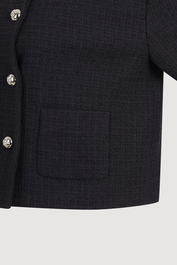 세련된 분위기를 연출하는 블랙 컬러의 트위드 라운드넥 재킷입니다. 여성스러움을 강조하는 레귤러핏 크롭 기장으로, 봄, 가을 시즌에 적합합니다. 포멀, 캐주얼 스타일 모두 소화 가능하며, 어깨 패드와 심볼 버튼, 양옆 미니 패치 포켓 디테일로 포인트를 더했습니다. 오피스룩, 모임룩, 데이트룩 등 다양한 TPO에 활용하여 클래식, 미니멀, 캐주얼 무드를 연출해보세요. 조직감 있는 트위드 소재로 고급스러운 느낌을 선사하며, 긴 소매 디자인으로 더욱 세련된 룩을 완성합니다.
