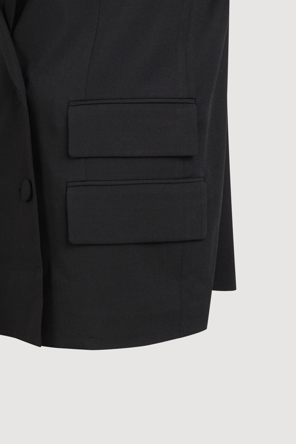 세련된 블랙 컬러의 백 슬릿 재킷입니다. 울 소재로 제작되어 봄, 가을 시즌에 적합하며, 두꺼운 두께감으로 포근함을 더합니다. 테일러드 코트 타입에 싱글 버튼 여밈으로 클래식하고 모던한 스타일을 연출합니다. 레귤러 핏과 긴 소매 기장, 스트랩 디테일이 특징이며, 오피스룩, 비즈니스 캐주얼, 모임룩 등 다양한 TPO에 활용 가능합니다. 미니멀하고 시크한 스타일을 선호하는 여성분들께 추천합니다.
