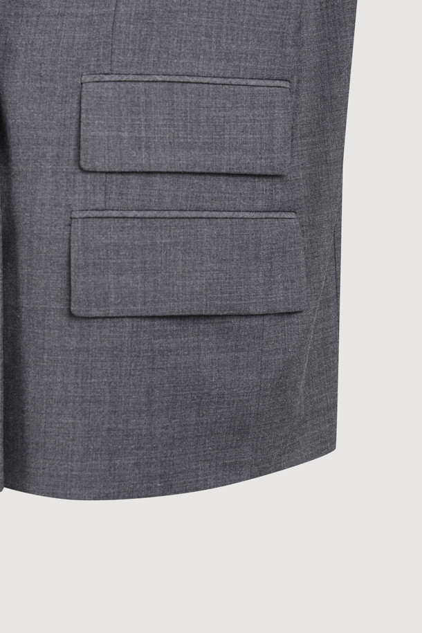 세련된 무드의 여성용 백 슬릿 재킷입니다. 클래식하고 모던한 스타일을 연출하며, 오피스룩, 출근룩, 모임룩 등 다양한 TPO에 활용하기 좋습니다. 부드러운 울 소재로 제작되어 간절기 시즌에 적합하며, 레귤러 핏과 긴 소매 기장으로 편안한 착용감을 선사합니다. 그레이 컬러의 무지 디자인에 테일러드 코트 타입, 버튼 여밈 방식으로 깔끔함을 더했으며, 백 슬릿과 스트랩 디테일이 특징입니다.
