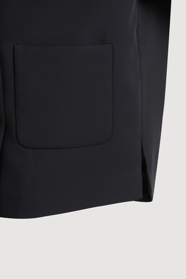 세일러 더블 버튼 재킷은 여성스러운 실루엣을 강조하는 블랙 컬러의 크롭 기장 자켓입니다. 클래식하고 포멀한 스타일을 연출하며, 봄, 여름 시즌에 적합합니다. 와이드 세일러 칼라와 브이넥 쉐입, 스트랩 디테일이 특징이며, 뒷면 요크선 셔링으로 여성스러운 라인을 더했습니다. 레귤러핏 디자인에 반소매 기장, 더블 버튼 여밈 방식으로 시크한 매력을 더했습니다. 데이트룩, 오피스룩, 모임룩 등 다양한 TPO에 미니멀하고 시크한 스타일을 연출해보세요.
