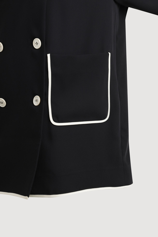 블랙 컬러의 더블 버튼 파이핑 재킷입니다. 미니멀하고 캐주얼한 무드로, 봄, 여름에 시원하게 착용하기 좋습니다. 칼라리스 디자인에 크롭 기장과 반소매 소매가 특징이며, 레귤러핏으로 편안하게 착용 가능합니다. 파이핑 디테일과 사이드 포켓, 뒷면 슬릿이 돋보이는 디자인으로, 데이트룩 또는 카페룩에 적합합니다. 얇은 두께감으로 시원하게 즐길 수 있으며, 다양한 스타일을 연출하기 좋습니다.
