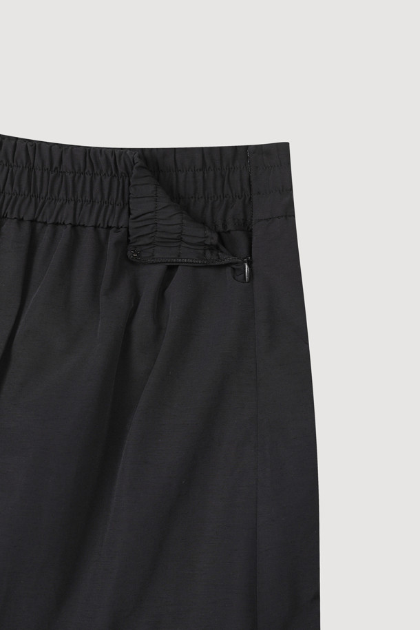 **텍스처 블록 티어드 스커트**

캐주얼, 미니멀, 클래식 스타일을 아우르는 여성용 롱 기장의 티어드 스커트입니다. 허리 밴딩과 후크 & 콘솔 지퍼 여밈으로 편안하면서도 안정적인 착용감을 선사합니다. 무지 디자인으로 다양한 상의와 매치하기 용이하며, 사계절 내내 활용할 수 있습니다. 데이트룩, 쇼핑룩 등 다양한 TPO에 활용하여 스타일리시함을 더해보세요. 블랙 컬러의 텍스처 블록 티어드 스커트는 당신의 옷장에 특별함을 더해줄 것입니다.
