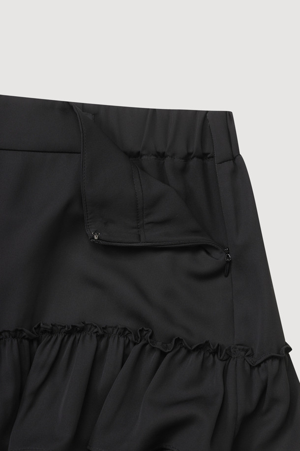 프릴 밴딩 롱 스커트는 페미닌한 무드를 연출하는 여성용 플리츠 스커트입니다. 얇은 두께감의 블랙 컬러 무지 디자인으로, 사계절 내내 활용할 수 있습니다. 뒷밴딩과 좌측 밑트임으로 편안한 착용감을 선사하며, 프릴 디테일과 로고 테이프가 포인트를 더합니다. 데이트룩, 카페룩, 모임룩 등 다양한 TPO에 미니멀, 클래식, 로맨틱 스타일로 연출해 보세요. 안감이 있어 비침 걱정 없이 부드러운 촉감을 즐길 수 있습니다.
