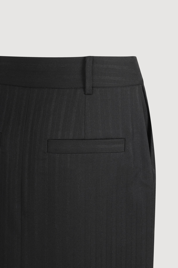 헤링본 슬릿 롱 스커트입니다. 모던한 스타일의 여성 롱 스커트로, 블랙 컬러의 폴리에스테르 소재로 제작되었습니다. H라인과 슬림핏으로 시크한 실루엣을 연출하며, 사계절 내내 착용 가능합니다. 밑트임 디테일과 버튼 및 지퍼 클로징, 페이크 포켓, 로고 테이프가 특징입니다. 오피스룩, 모임룩, 데이트룩 등 다양한 TPO에 클래식, 미니멀, 시크한 스타일로 연출하기 좋습니다.
