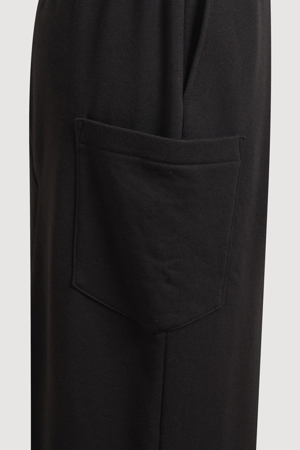 슬릿 포인트 밴딩 스커트입니다. 여성용으로, 봄, 여름, 가을에 착용하기 좋은 블랙 컬러의 스웻 스커트입니다. 캐주얼 스타일의 H라인 롱 기장으로, 허리 밴딩과 스트링으로 편안한 착용감을 선사합니다. 앞뒤 슬릿 디테일과 언발란스 포켓, 자수 포인트가 특징이며, 부드러운 면 소재로 제작되었습니다. 동네 마실룩이나 산책룩에 미니멀하게 연출하기 좋습니다.
