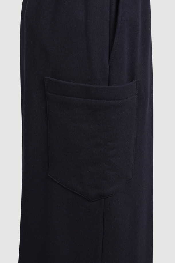 슬릿 포인트 밴딩 스커트

캐주얼하고 미니멀한 스타일의 여성용 스커트입니다. 데일리룩으로 활용하기 좋은, 면 소재의 루즈핏 H라인 스커트입니다. 허리 밴딩과 스트링으로 편안한 착용감을 선사하며, 앞뒤 슬릿 디테일이 활동성을 더합니다. 자수 포인트와 포켓 디테일로 포인트를 주었으며 롱 기장으로 다리 라인을 자연스럽게 커버해 줍니다. 동네 마실룩에 편안하게 매치하세요.
