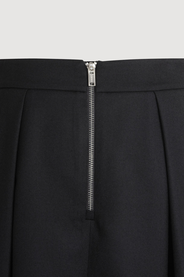 **울 롱 스커트**는 가을과 겨울에 어울리는 여성용 롱스커트입니다. 부드러운 울 소재로 제작되었으며, 클래식하고 베이직한 스타일을 연출합니다. A라인 핏과 플리츠 디자인이 특징이며, 허리 턱 디테일과 지퍼 여밈, 양옆 포켓으로 실용성을 더했습니다. 블랙 컬러의 무지 디자인으로 오피스룩, 겨울 데일리룩, 모임룩 등 다양한 TPO에 활용 가능하며, 미니멀하고 시크한 스타일을 완성합니다.
