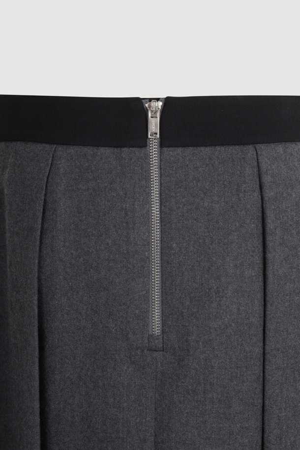 세련된 스타일을 완성하는 울 롱 스커트입니다. 부드러운 촉감의 울 소재로 제작되어 가을, 겨울 시즌 따뜻하게 착용할 수 있습니다. 클래식하고 베이직한 디자인에 A라인 핏으로, 허리 턱 디테일이 더해져 고급스러운 실루엣을 연출합니다. 무지 디자인에 플리츠 치마 타입으로, 오피스룩, 겨울 데일리룩, 모임룩 등 다양한 TPO에 활용 가능합니다. 안감과 양 옆 포켓, 지퍼 여밈으로 실용성까지 갖춘 레귤러핏 스커트입니다.
