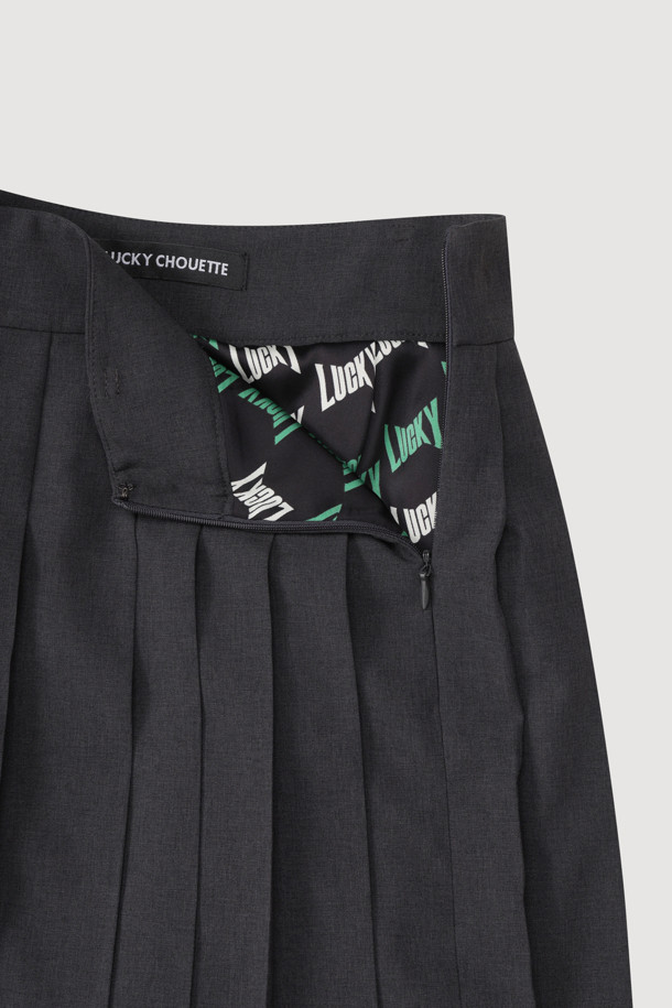 벨티드 포인트 플리츠 롱 스커트는 포멀, 스타일리시한 무드를 연출하는 여성용 스커트입니다. 허리 벨트 디테일과 사이드 콘솔 지퍼, 사이드 트임으로 세련된 포인트를 더했습니다. 무지 디자인에 롱스커트 타입으로, 오피스룩, 모임룩, 데이트룩 등 다양한 TPO에 활용 가능합니다. 클래식, 미니멀, 시크한 스타일을 즐기는 분들께 추천하며, 로고 테이프가 은은하게 포인트를 더합니다. 사계절 내내 즐길 수 있는 활용도 높은 아이템입니다.
