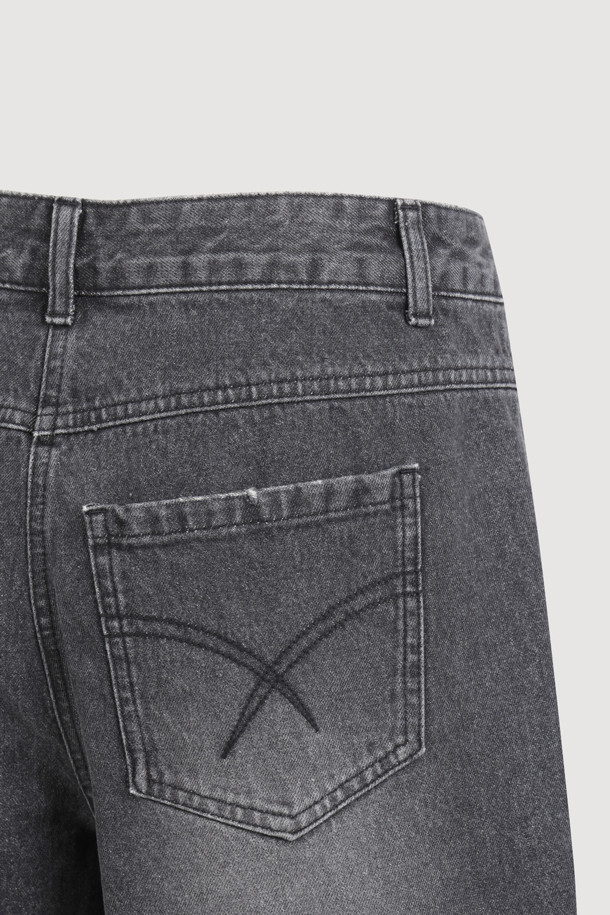 세련된 데일리룩을 완성해 줄 하이웨이스트 버뮤다 데님 팬츠입니다. 부드러운 촉감의 데님 소재로 제작되어 편안한 착용감을 선사하며, 와이드핏 디자인으로 다리 라인을 더욱 슬림하게 연출해 줍니다. 5부 기장감과 무지 디자인이 베이직하면서도 캐주얼한 스타일을 연출하며, 쇼핑이나 동네 마실룩에 제격입니다. 하이웨이스트, 지퍼/버튼 여밈, 사이드 포켓, 힙 포켓 및 스티치 디테일로 실용성과 디자인을 모두 갖췄습니다. 그레이 컬러로 어떤 상의와도 쉽게 매치하여 미니멀하고 클래식한 스타일을 완성할 수 있습니다.
