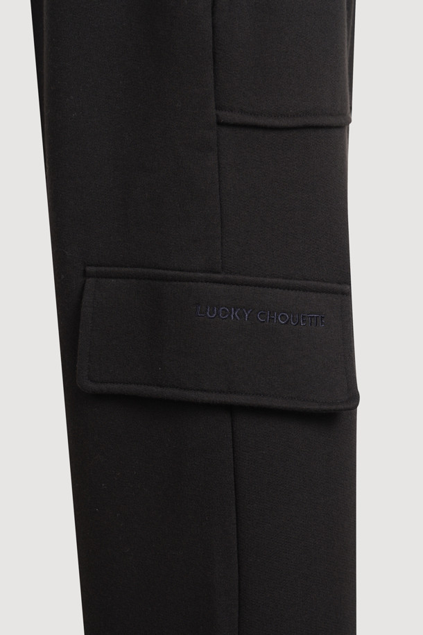 아웃 포켓 스트링 스웻 팬츠는 캐주얼, 미니멀, 시티보이 스타일을 모두 아우르는 공용 긴 바지입니다. 면 소재로 제작되어 부드러운 촉감을 선사하며, 봄, 가을에 착용하기 좋습니다. 블랙 컬러의 무지 디자인에 와이드핏으로 편안함을 더했고, 아웃포켓 디테일이 실용성을 높였습니다. 허리 스트링과 밑단 스트링 조절 기능으로 다양한 핏을 연출할 수 있으며, 로고 자수 디테일로 포인트를 더했습니다. 동네 마실, 집콕, 산책 등 편안한 활동에 적합한 아이템입니다.
