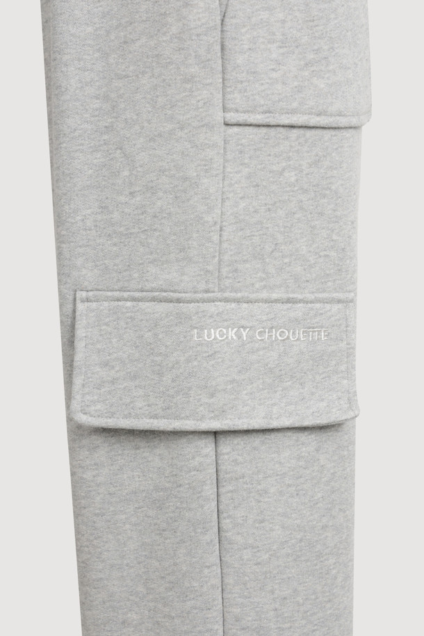 아웃 포켓 스트링 스웻 팬츠는 캐주얼, 스포티, 미니멀 스타일을 즐기는 분들을 위한 아이템입니다. 부드러운 면 소재로 제작되어 편안한 착용감을 선사하며, 와이드핏으로 트렌디한 실루엣을 연출합니다. 그레이 컬러의 무지 디자인으로 어떤 상의와도 쉽게 매치할 수 있습니다. 넉넉한 두께감으로 봄, 가을, 겨울철에 활용하기 좋으며, 아웃포켓 디자인과 허리 스트링, 밑단 스트링으로 실용성을 더했습니다. 밴딩 처리된 허리, 로고 자수 디테일로 편안함과 스타일을 모두 갖춘 데일리 팬츠입니다.
