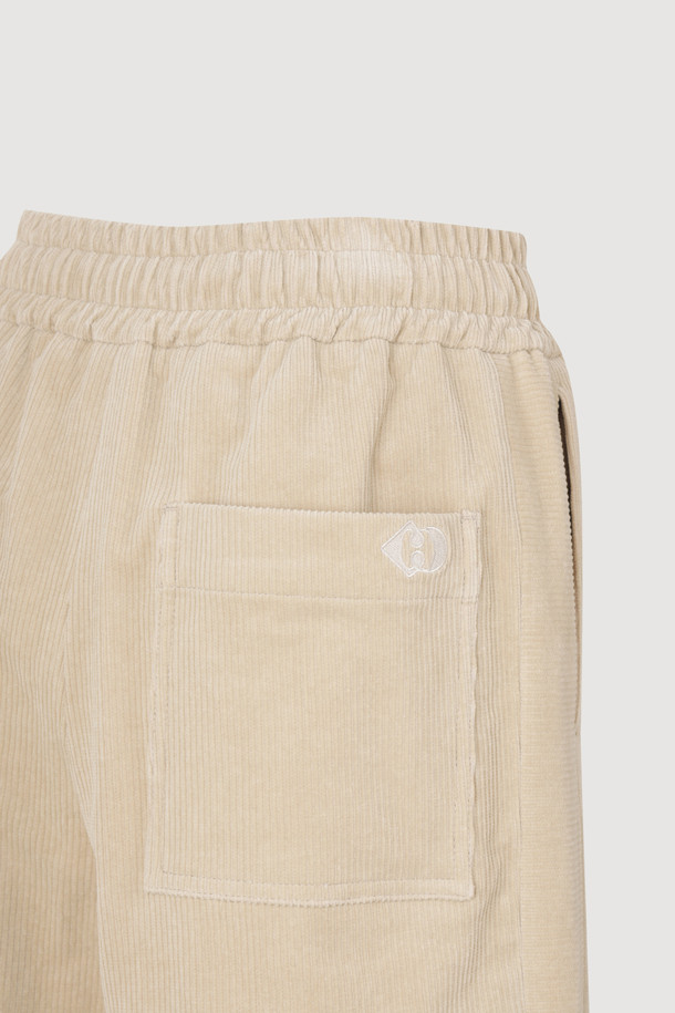 따뜻하고 포근한 코듀로이 소재의 밴딩 스트링 팬츠입니다. 넉넉한 와이드핏으로 편안함과 스타일을 동시에 잡았으며, 베이지 컬러의 무지 디자인으로 어떤 상의와도 자연스럽게 어울립니다. 가을, 겨울 시즌 데일리룩, 산책룩, 동네 마실룩에 활용하기 좋으며, 캐주얼, 미니멀, 클래식 스타일을 연출할 수 있습니다. 허리 밴딩과 스트링 디테일로 편안한 착용감을 선사하며, 사이드 포켓과 힙 포켓으로 실용성을 더했습니다. 사이드 배색 라인과 자수 디테일이 밋밋함을 덜어줍니다.
