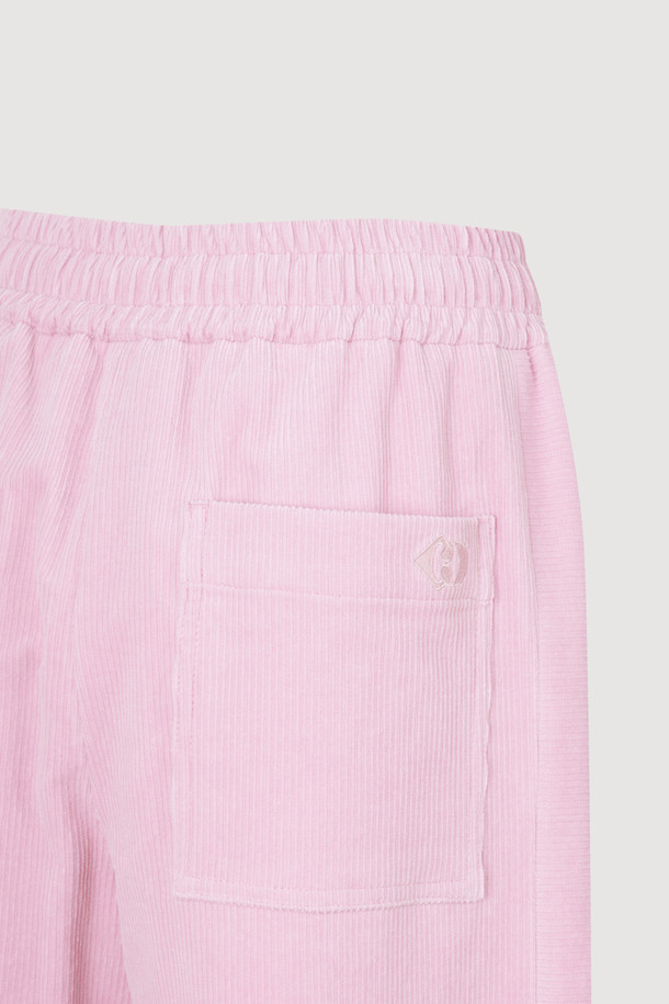 코듀로이 밴드 스트링 팬츠는 가을, 겨울 시즌에 어울리는 캐주얼 와이드핏 팬츠입니다. 부드러운 코듀로이 소재로 제작되어 편안한 착용감을 선사하며, 핑크 컬러가 돋보입니다. 허리 밴딩과 스트링 디테일로 편안함을 더했으며, 사이드 포켓과 힙 포켓, 사이드 배색 라인, 자수 디테일로 포인트를 주었습니다. 동네 마실룩, 산책룩, 겨울 데일리룩 등 다양한 TPO에 활용하기 좋으며, 캐주얼, 미니멀, 클래식 스타일을 연출할 수 있습니다. 와이드핏으로 편안하면서도 스타일리시한 핏을 자랑합니다.
