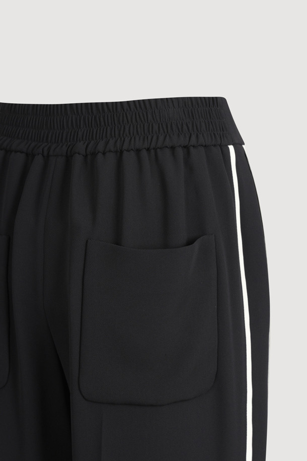 세련된 무드의 사이드 더블 라인 팬츠입니다. 블랙 컬러의 무지 디자인으로, 캐주얼, 스포티, 미니멀 스타일을 연출하기 좋습니다. 허리 뒷면 밴딩 처리와 얇고 부드러운 촉감으로 편안한 착용감을 선사합니다. 와이드핏 긴바지로, 사이드 배색 라인과 히든 버튼, 지퍼와 더블 스냅 여밈 디테일이 돋보입니다. 일상, 여행, 산책 등 다양한 TPO에 활용하여 스타일리시함을 더해보세요.
