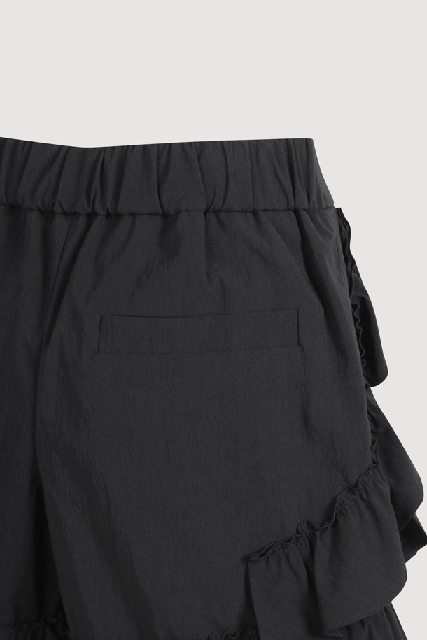 백 밴딩 프릴 쇼츠는 페미닌한 무드의 여성용 프릴 쇼츠입니다. 면 혼방 소재로 제작되어 탄탄한 촉감을 선사하며, 숏 기장과 와이드 핏으로 편안하게 착용할 수 있습니다. 뒷밴딩 처리로 허리 라인을 잡아주며, 프릴 디테일이 여성스러움을 더합니다. 블랙 컬러의 무지 디자인으로 미니멀하고 클래식한 스타일을 연출하며, 데이트룩, 카페룩, 휴가룩 등 다양한 TPO에 활용하기 좋습니다. 버튼과 후크 클로징, 센터 지퍼, 사이드 슬릿 포켓, 힙 페이크 포켓 등의 디테일로 실용성을 더했습니다.
