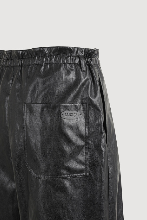 가볍고 시원한 착용감의 페이크 레더 밴딩 쇼츠입니다. 부드러운 인조 가죽 소재로 제작되어 시크하고 세련된 캐주얼 스타일을 연출합니다. 허리 밴딩으로 편안한 착용감을 제공하며, 루즈핏 디자인으로 활동성을 높였습니다. 블랙 컬러에 숏 기장으로 다리가 길어 보이는 효과를 주며, 포켓 디테일로 실용성을 더했습니다. 봄, 여름 시즌 데일리룩, 동네 마실룩, 여행룩 등 다양한 TPO에 활용하기 좋습니다.
