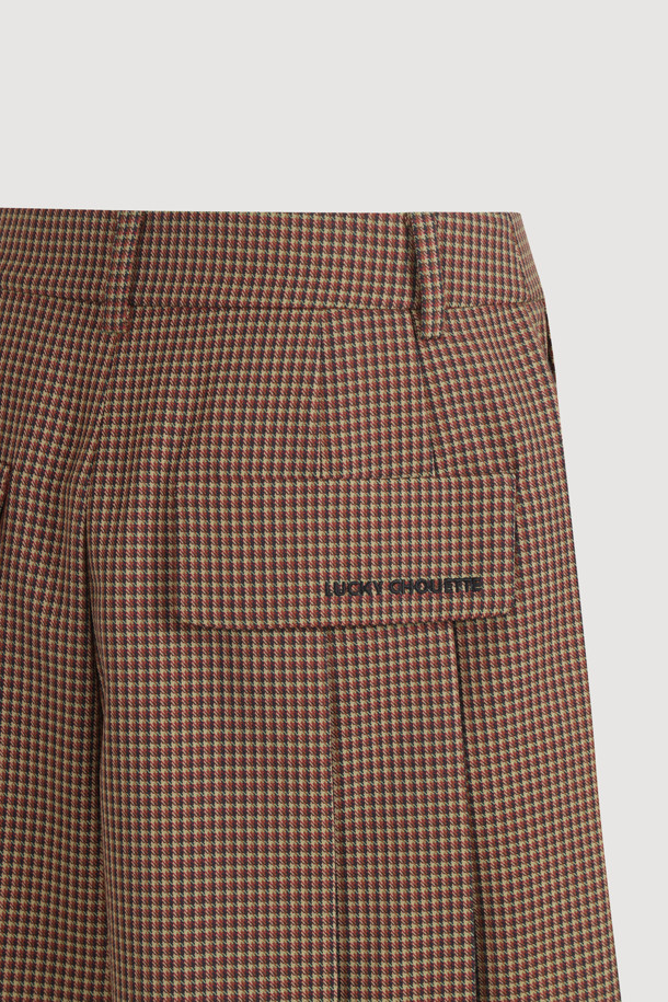 투 턱 플리츠 쇼츠는 여성스러운 실루엣을 연출하는 클래식 스타일의 반바지입니다. 브라운 및 체크 패턴으로 제공되어 다양한 상의와 매치하기 용이하며, 봄, 여름 시즌에 적합합니다. 허리 부분은 밴딩 없이, 센터 지퍼와 버튼 및 후크 잠금 방식으로 깔끔하게 마감되었습니다. 슬릿 포켓과 힙 플랩 로고 자수 디테일이 돋보이며, 데이트룩, 카페룩, 모임룩 등 다양한 TPO에 활용할 수 있습니다. 미니멀하면서도 캐주얼한 무드를 동시에 즐길 수 있는 아이템입니다.
