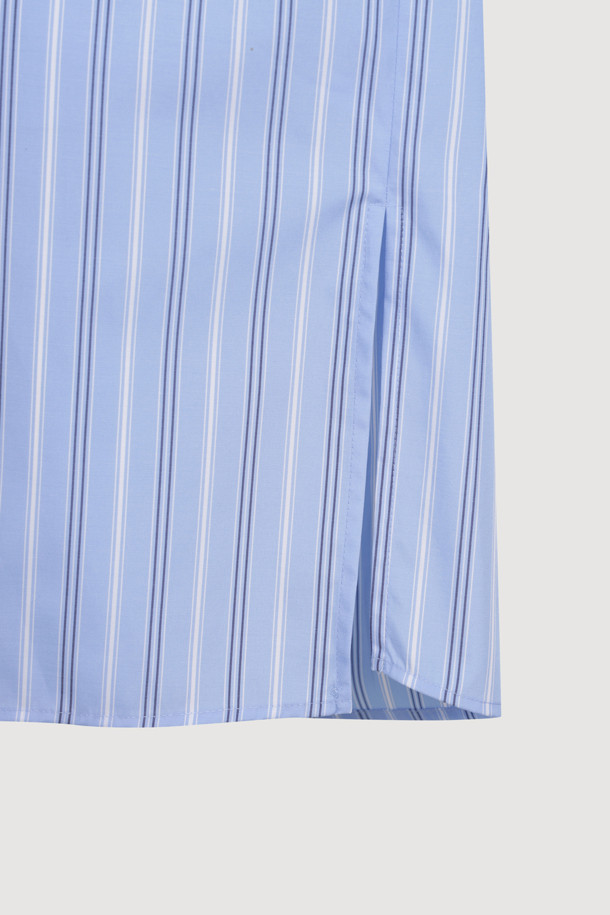 타이 코튼 셔츠 블라우스 (블루)는 산뜻한 스트라이프 패턴과 부드러운 면 소재로 제작되어 편안한 착용감을 선사합니다. 오픈넥 디자인과 반소매 기장이 시원함을 더하며, 타이 디테일이 여성스러운 포인트를 더합니다. 크롭 기장으로 다리가 길어 보이는 효과를 주며, 데이트룩, 카페룩, 봄 소풍룩 등 다양한 TPO에 활용하기 좋습니다. 캐주얼, 미니멀, 클래식 스타일을 모두 소화 가능한 활용도 높은 블라우스입니다. 정면에 자수 디테일이 더해져 특별함을 더하며, 아울렛 전용 제품으로 만나볼 수 있습니다.
