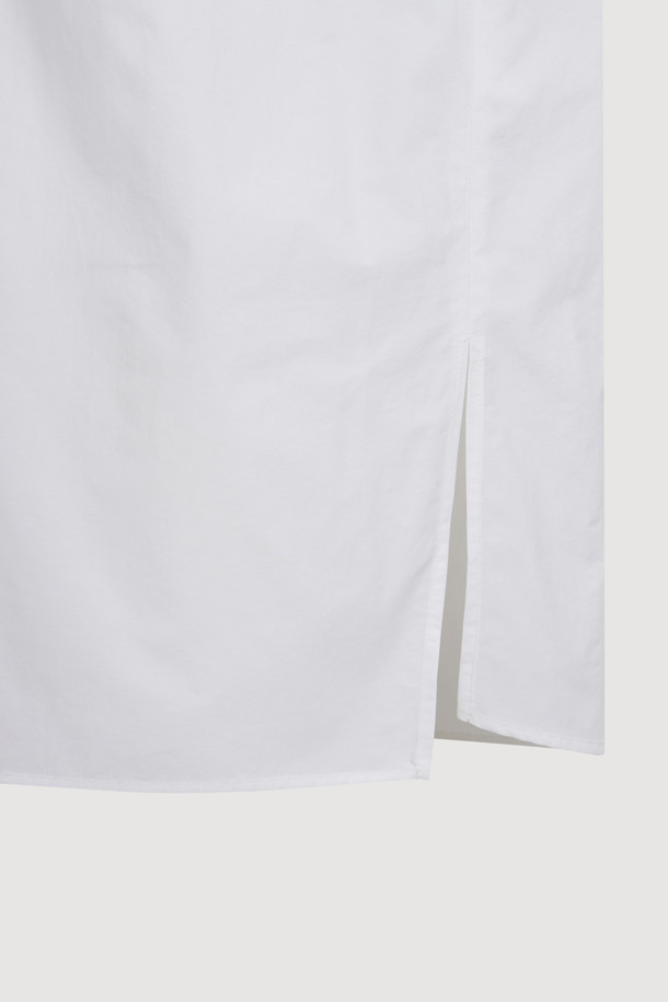 타이 코튼 셔츠 블라우스 (화이트)는 부드러운 면 소재로 제작되어 편안한 착용감을 선사합니다. 베이직 스타일의 무지 디자인에 카라넥과 반소매 기장으로 깔끔한 실루엣을 연출하며, 타이 디테일이 여성스러운 포인트를 더합니다. 레귤러 핏으로 데이트룩, 카페룩 등 다양한 TPO에 활용하기 좋으며, 미니멀, 클래식, 캐주얼 스타일을 모두 소화할 수 있습니다. 봄, 여름 시즌에 얇은 두께감으로 시원하게 즐길 수 있는 데일리 블라우스입니다. 화이트 컬러로 어떤 하의와도 쉽게 매치할 수 있어 실용적입니다.
