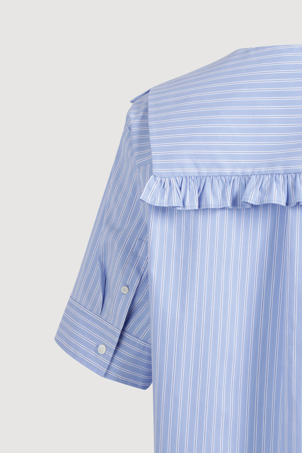 산뜻한 스카이블루 컬러의 세일러 프릴 카라 블라우스입니다. 캐주얼, 클래식, 미니멀 스타일을 즐겨 입는 여성분들을 위한 제품으로, 봄, 여름에 데이트룩, 카페룩, 봄 소풍룩 등 다양한 TPO에 활용하기 좋습니다. 크롭 기장과 반소매 디자인으로 시원함을 더했으며, 스트라이프 패턴과 가슴 포켓, 로고 자수, 사이드 트임, 원 턱 디테일이 돋보입니다. 세일러 카라와 프릴 디테일이 사랑스러운 분위기를 연출합니다.
