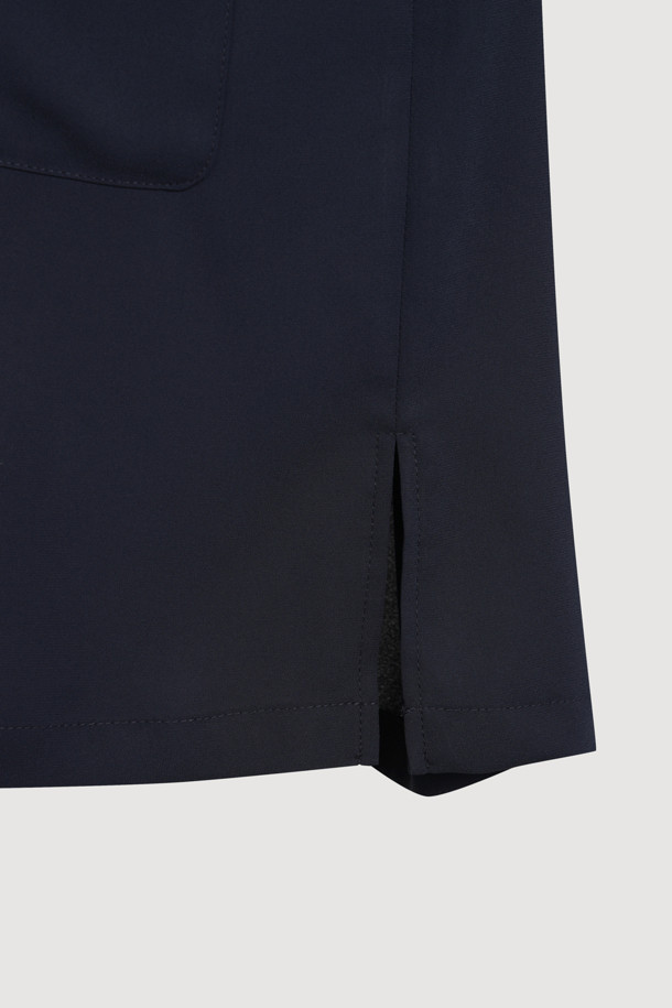 세련된 분위기를 연출하는 프릴 와이드 카라 더블 버튼 블라우스입니다. 네이비 컬러의 무지 디자인으로, 봄, 여름 시즌에 시원하게 착용하기 좋습니다. 반소매 기장과 얇은 두께감으로 편안한 착용감을 선사하며, 레귤러핏으로 깔끔하게 떨어지는 실루엣을 자랑합니다. 세일러 칼라와 프릴 디테일, 실버 버튼, 패치 포켓이 여성스러운 포인트를 더하며, 데이트룩, 오피스룩, 모임룩 등 다양한 TPO에 활용 가능합니다. 클래식, 미니멀, 로맨틱 스타일을 즐겨 입는 여성분들께 추천합니다.
