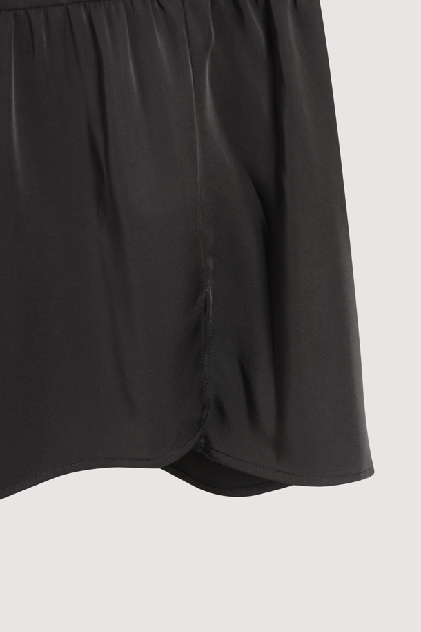 프릴 리본 넥 블라우스는 우아하고 페미닌한 스타일을 연출하는 여성 블라우스입니다. 블랙 컬러의 루즈핏으로, 봄, 가을 시즌에 적합하며 일상복으로 활용하기 좋습니다. 부드러운 촉감의 가벼운 텍스처가 특징이며, 풍성한 실루엣을 연출합니다. 리본 넥과 프릴, 실버 로고 디테일이 돋보이며, 게더 디자인으로 포인트를 더했습니다. 데이트룩, 모임룩, 오피스룩 등 다양한 TPO에 클래식, 미니멀, 로맨틱 스타일로 연출할 수 있습니다.
