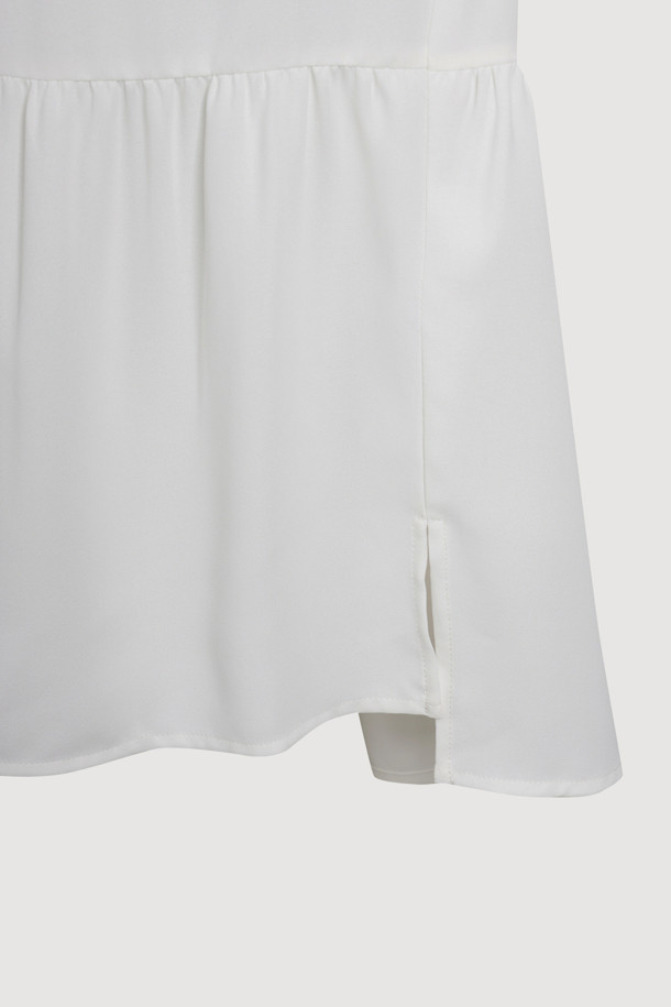 프릴 리본 넥 블라우스는 우아하고 페미닌한 무드를 연출하는 여성 블라우스입니다. 봄, 여름 시즌에 어울리는 얇고 부드러운 촉감의 화이트 컬러 블라우스로, 루즈핏 디자인에 긴 소매 기장으로 제작되었습니다. 리본 넥과 프릴 디테일이 여성스러운 포인트를 더하며, 가벼운 텍스처와 풍성한 실루엣이 특징입니다. 데이트룩, 카페룩, 모임룩 등 다양한 TPO에 클래식, 로맨틱, 미니멀 스타일로 연출하기 좋습니다. 실버 로고와 게더 주름 디테일이 고급스러움을 더합니다.
