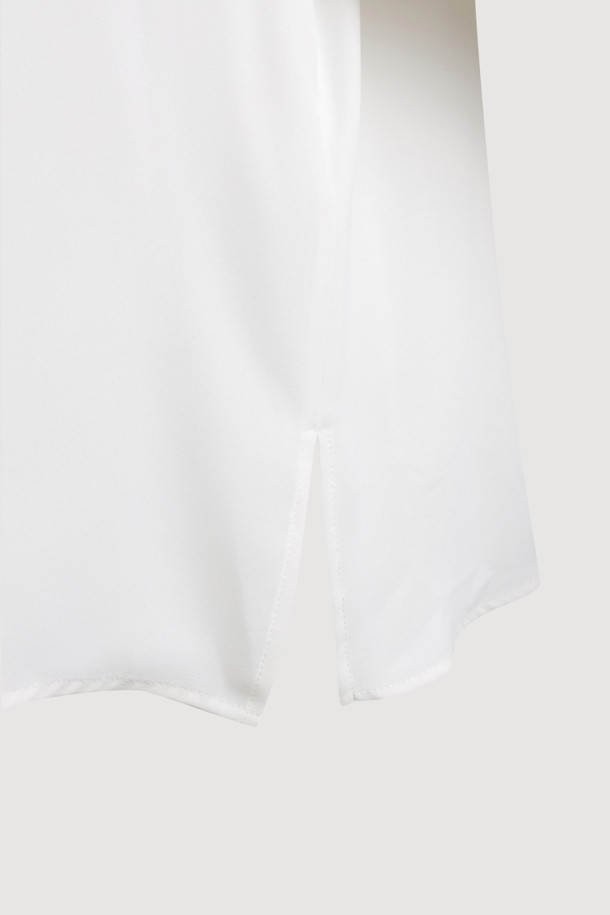 플리츠넥 러플 블라우스는 우아하고 여성스러운 분위기를 연출하는 상의입니다. 얇은 두께감과 부드러운 촉감으로 봄, 여름에 시원하게 착용하기 좋습니다. 플리츠넥 디자인과 러플 디테일이 돋보이며, 루즈핏으로 편안한 착용감을 선사합니다. 5부 소매 기장에 옆트임, 뒷면 셔링과 언밸런스 디자인으로 포인트를 더했습니다. 데이트룩, 카페룩, 모임룩 등 다양한 TPO에 클래식, 로맨틱, 미니멀 스타일로 연출해 보세요.
