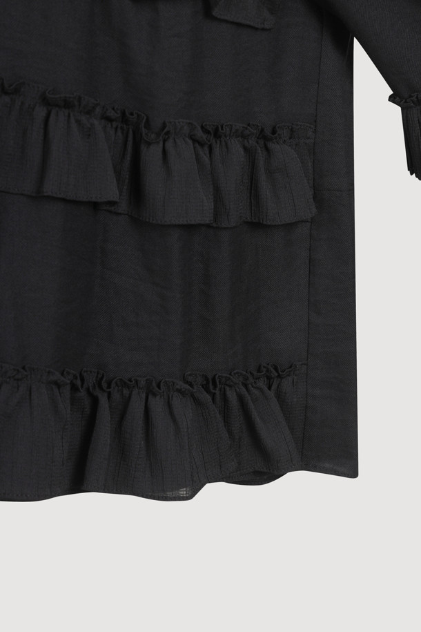 프릴 티어드 블라우스는 우아한 무드를 연출하는 여성 의류입니다. 봄, 가을에 어울리는 긴소매 블라우스로, 블랙 색상의 무지 디자인이 특징입니다. 하이넥 라인과 레귤러핏으로 제작되었으며, 부드러운 폴리에스테르 소재를 사용하여 편안한 착용감을 선사합니다. 데이트룩, 모임룩, 오피스룩 등 다양한 TPO에 활용 가능하며, 클래식, 미니멀, 시크 스타일을 즐기는 분들께 추천합니다. 얇은 두께감과 프릴, 티어드 디테일이 돋보이는 블라우스입니다.
