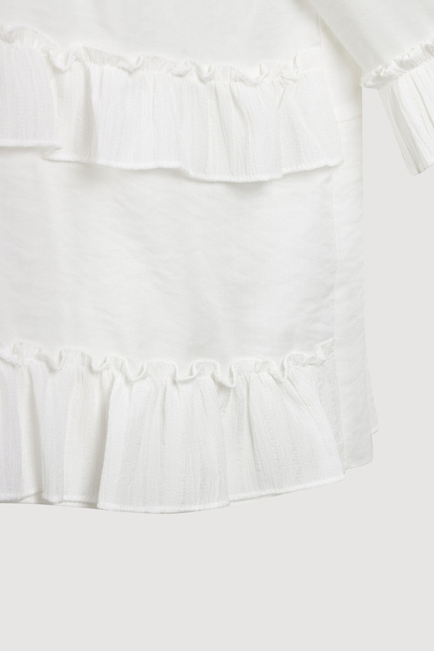 프릴 티어드 블라우스는 여성스러운 매력을 강조하는 블라우스입니다. 라운드넥 디자인에 얇고 부드러운 촉감으로 편안하게 착용 가능하며, 봄, 여름 시즌에 어울립니다. 화이트 컬러의 무지 디자인으로 다양한 스타일 연출이 용이하며, 티어드와 프릴 디테일이 더해져 우아하고 페미닌한 분위기를 자아냅니다. 긴 소매 기장과 뒷면 버튼 여밈, 소맷단 버튼, 볼륨감 있는 실루엣이 특징입니다. 데이트룩, 카페룩, 모임룩 등 다양한 TPO에 클래식, 미니멀, 로맨틱 스타일로 연출해보세요.
