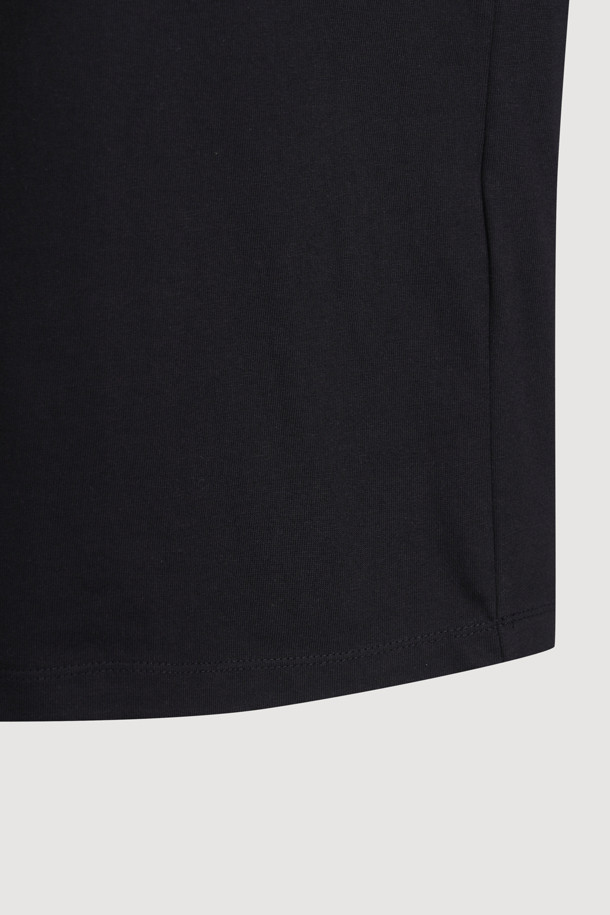 로고 하프 슬리브 티셔츠는 부드러운 면 소재로 제작되어 편안한 착용감을 선사합니다. 블랙 컬러의 베이직한 디자인으로, 봄, 여름 시즌 데일리룩에 활용하기 좋습니다. 깔끔한 핏과 넥 라인 리브 마감으로 심플하면서도 세련된 느낌을 줍니다. 로고 디테일이 포인트로 더해져 캐주얼, 미니멀, 클래식 등 다양한 스타일을 연출할 수 있으며, 동네 마실룩이나 여행룩으로 편안하게 코디할 수 있습니다. 반소매 기장으로 활동성을 높였습니다.
