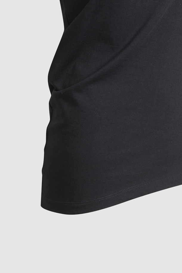 넥 리본 스트링 티셔츠는 여성 의류로, 봄, 여름에 착용하기 좋은 무지 티셔츠입니다. 블랙 컬러의 면 소재로 제작되었으며, 얇은 두께감과 부드러운 촉감이 특징입니다. 넥 라인에는 리본 스트링 디테일이, 뒷면에는 레터링 자수, 밑단에는 사선 디자인이 더해져 베이직하면서도 미니멀, 캐주얼, 클래식 스타일을 연출하기 좋습니다. 레귤러핏에 반소매 기장으로 편안하게 착용할 수 있습니다.
